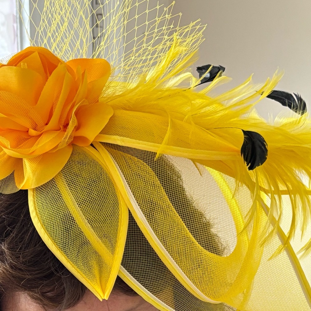 Elegant Yellow Fascinator with Floral Design